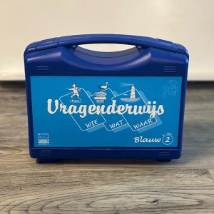 **Van €116,50 Voor €75 Holland Vragenderwijs Blauw deel 2 - Showroommodel ZOLANG DE VOORRAAD STREKT