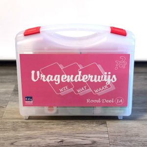 **Van €88,55 Voor €55 Vragenderwijs Rood deel 1A - Showroommodel ZOLANG DE VOORRAAD STREKT