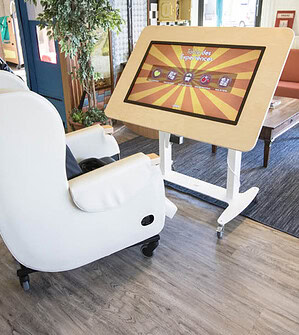 BelevenisTafel Ouderenzorg, model kantelbaar incl. hoog/laag en wielenset