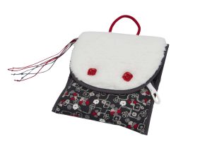 Belevingshandtas in de kleur zwart, wasbaar, met klittenbandsluiting