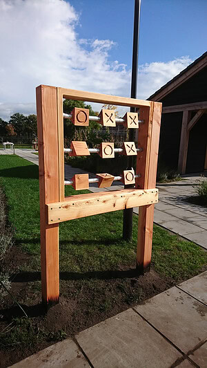 Drie-op-een-rij spel (op palen)