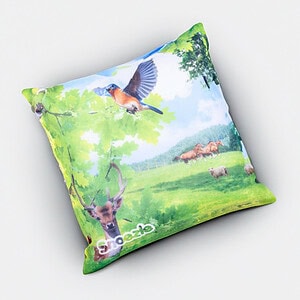 Snoezle kussen het bos